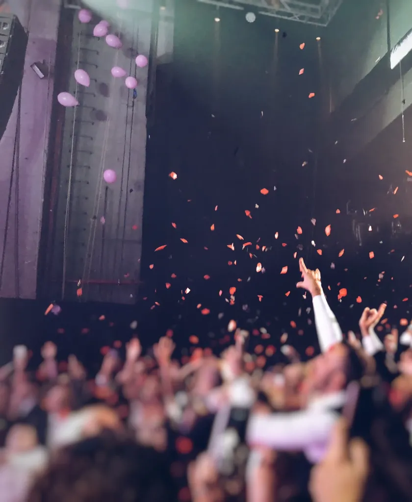Grupo de persona celebrando y bailando